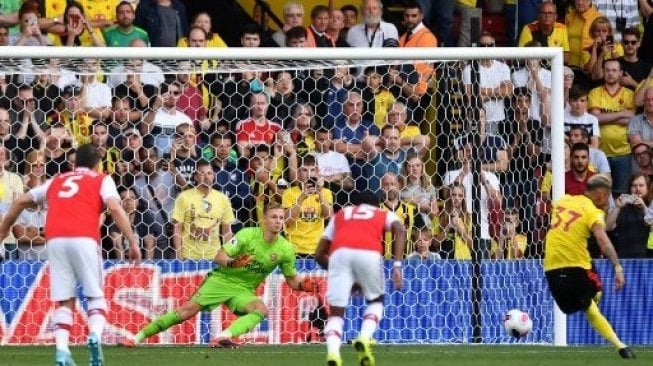 Gelandang Watford Roberto Pereyra (kanan) mencetak gol ke gawang Arsenal dari titik penalti di Vicarage Road Stadium.Ben STANSALL / AFP