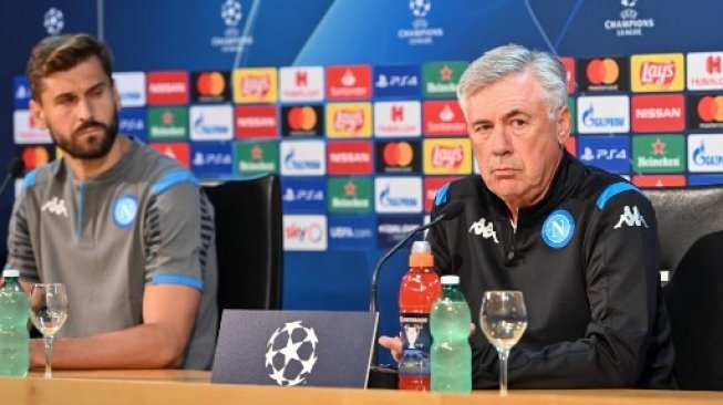 Pelatih Napoli Carlo Ancelotti (kanan) hadiri jumpa pers jelang laga kontra Liverpool di Naples, Senin (16/9/2019). [AFP]