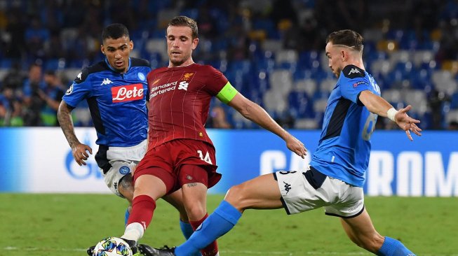 Bek Napoli, Brasil, Allan bersama bek Napoli, Fabian Ruiz (kanan) dari Napoli, bertahan melawan pemain tengah Liverpool asal Jordan Henderson, selama pertandingan sepak bola Grup E Liga Champions, Napoli melawan Liverpool di Stadion San Paolo, Naples, Italia, Rabu (18/9) dini hari WIB. [Andreas SOLARO / AFP]