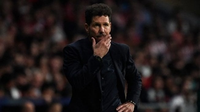 Pelatih Atletico Madrid Diego Simeone menyaksikan timnya berlaga menghadapi Juventus di fase grup Liga Champions, Kamis (19/9/2019), yang berlangsung di Wanda Metropolitano. [AFP]