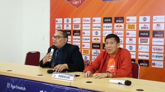 CEO Persija Ferry Paulus saat memberikan keterangan resmi terkait dipecatnya Julio Banuelos, Kamis (19/9/2019). [Suara.com/Adie Prasetyo] Nugraha/suara.com).