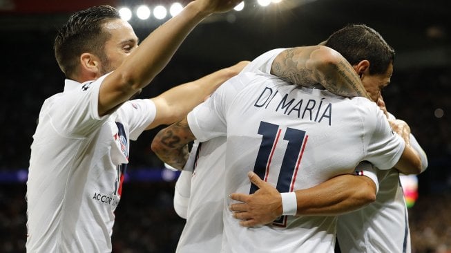 Gelandang Paris Saint-Germain, Angel Di Maria, merayakan golnya usai mencetak gol pertama timnya ke gawang Real Madrid selama pertandingan Liga Champions Grup A antara Paris Saint-Germain melawan Real Madrid, di Stadion Parc des Princes, Paris, Kamis (19/9) dini hari WIB. [Thomas SAMSON / AFP]