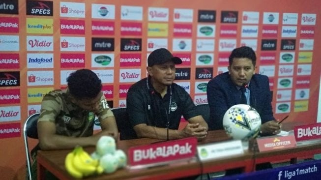 Pelatih PS Tira Persikabo Rahmad Darmawan saat memberikan keterangan kepada wartawan, Senin malam. (ANTARA/Dian Hadiyatna)