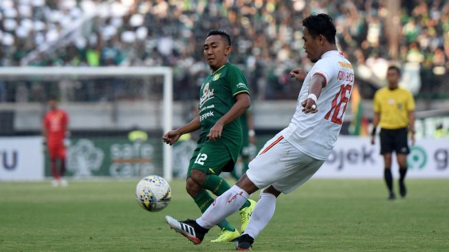 Pemain Persebaya Surabaya Rendy Irwan (kiri) berebut bola dengan pemain Persija Jakarta Tony Sucipto (kanan) dalam lanjutan Liga 1 Indonesia di Stadion Gelora Bung Tomo, Surabaya, Jawa Timur, Sabtu (24/8/2019). Persebaya Surabaya bermain imbang lawan Persija Jakarta dengan skor 1-1. ANTARA FOTO/M Risyal Hidayat