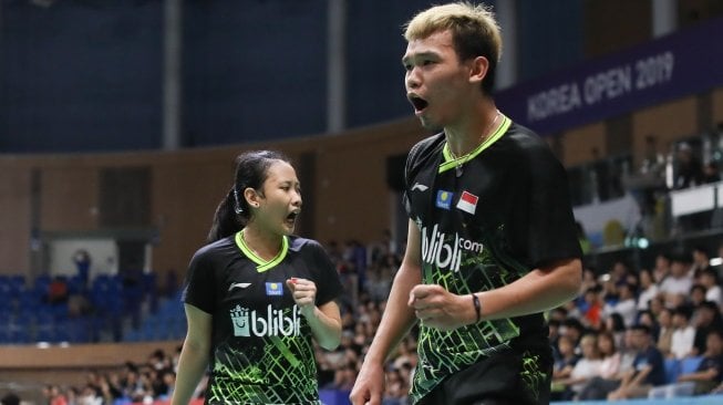 Pasangan ganda campuran Indonesia, Rinov Rivaldy/Pitha Haningtyas Mentari, menundukkan juara bertahan asal China, He Ji Ting/Du Yue, dalam babak perempat final Korea Open 2019, Jumat (27/9). [Humas PBSI]