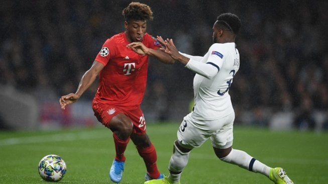 Penyerang Bayern Munich, Kingsley Coman (kiri) berebut bola dengan bek Tottenham Hotspur, Danny Rose (kanan) pada lanjutan Liga Champions 2019/20 di Stadion Tottenham Hotspurs, Rabu (2/10/2019). [DANIEL LEAL-OLIVAS / AFP]