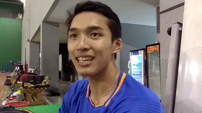 Pebulutangkis tunggal putra Indonesia, Jonatan Christie atau yang akrab disapa Jojo, ditemui di Pelatnas PBSI, Cipayung, Jakarta Timur, Kamis (3/10/2019). [Suara.com/Arief Apriadi]