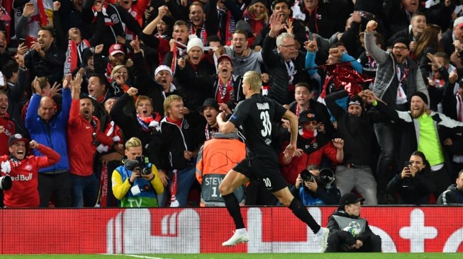 Penyerang RB Salzburg, Erling Haaland melakukan selebrasi usai mencetak gol ke gawang Liverpool dalam laga Liga Champions 2019/2020 di Anfield, Kamis (3/10/2019) dini hari WIB. [Paul ELLIS / AFP]