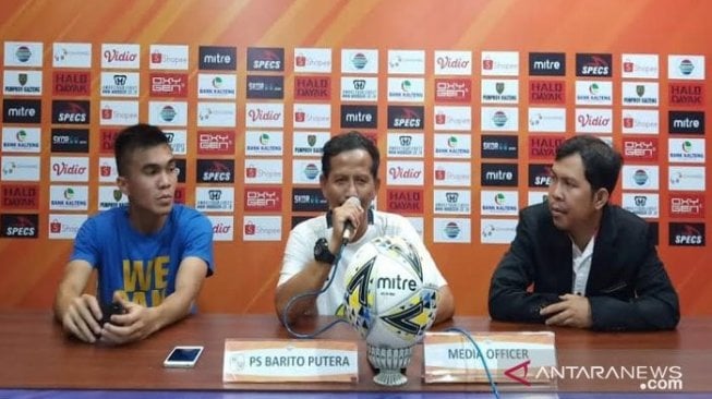 Pelatih Barito Putera Djajang Nurjaman (tengah) didampingi pemainnya Paulo Oktavianus Sitanggang menghadiri kegiatan jumpa pers jelang pertandingan melawan tim tuan rumah Kalteng Putra di Palangka Raya, Jumat (4/10/19). (ANTARA/Adi Wibowo).