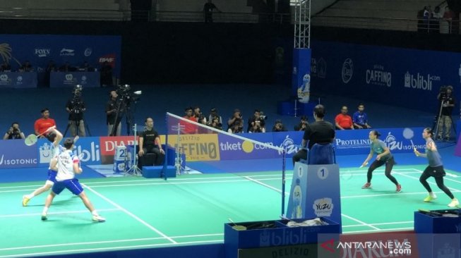 Pasangan ganda putri Indonesia Della Destiara Haris dan Rizki Amelia Pradipta (lapangan sebelah kanan) pada saat melawan pasangan China Huang Jia dan Zhang Shu Xian, pada turnamen Yuzu Indonesia Masters 2019, di GOR Ken Arok Kota Malang, Jawa Timur, Sabtu (5/10/2019). (ANTARA/Vicki Febrianto) 