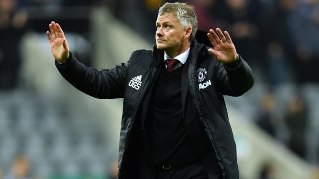 Manajer Manchester United, Ole Gunnar Solskjaer menyapa para suporter timnya usai laga Liga Inggris 2019/2020 kontra Newcastle United di St. James' Park, Newcastle, Minggu (6/10/2019) malam WIB. [Paul ELLIS / AFP]