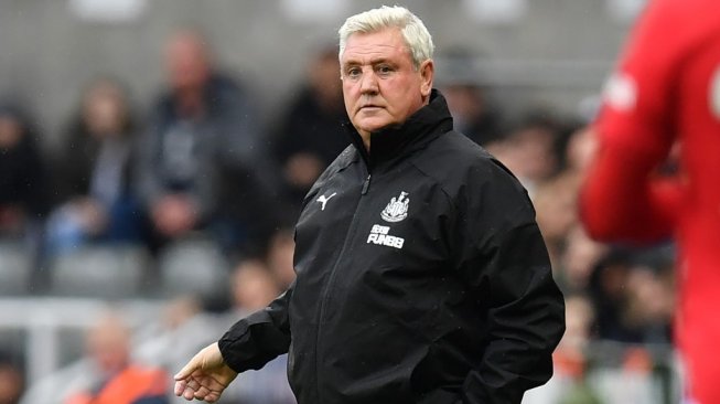 Pelatih Newcastle, Steve Bruce saat memberi arahan kepada anak asuhnya pada gelarang Liga Primer Inggris 2019/20 menghadapi Manchester United di Stadion St James Park, Minggu (6/10/2019). [PAUL ELLIS / AFP]