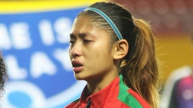 Zahra Muzdalifah saat menyanyikan lagu Indonesia Raya saat membela Timnas Indonesia. (Instagram/@zahmuz12)