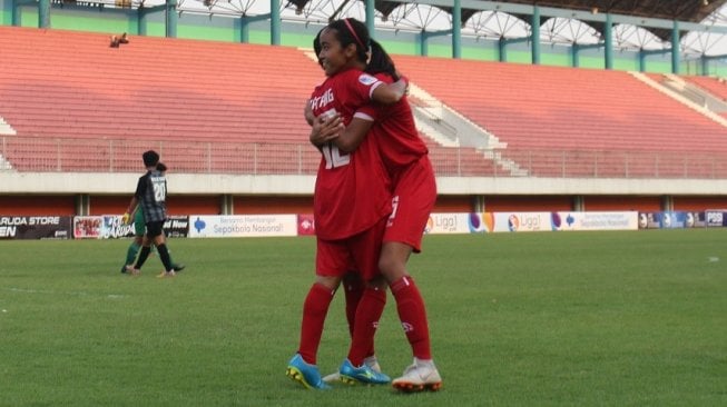 Naomi Nielsen merayakan gol bersama reka satu timnya, saat Mayang ZP sukses mencetak gol ke gawang PSS Sleman pada lanjutan Liga 1 Putri 2019, Kamis (10/10/2019). [Muhammad Ilham Baktora/Suara.com]