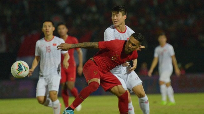 Pesepak bola Timnas Indonesia Alberto Goncalves (depan) berebut bola dengan pesepak bola Timnas Vietnam Do Duy Manh (kedua kanan) dalam pertandingan Grup G Kualifikasi Piala Dunia 2022 zona Asia di Stadion I Wayan Dipta, Gianyar, Bali, Selasa (15/10). [ANTARA FOTO/Nyoman Budhiana]