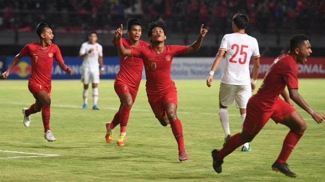 Pesepak bola Indonesia U-19 Amiruddin Bagus Kahfi (tengah) melakukan selebrasi usai mencetak gol ke gawang China U-19 saat laga uji coba di Gelora Bung Tomo, Surabaya, Jawa Timur, Kamis (17/10/2019). ANTARA FOTO/Zabur Karuru