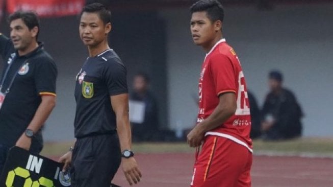 Penyerang Persija Jakarta, Taufik Hidayat (kanan). [Twitter resmi Persija Jakarta]