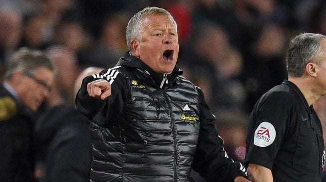 Pelatih Sheffield United, Chris Wilder saat memberi arahan kepada anak asuhnya pada lanjutan Liga Primer Inggris 2019/20 menghadapi Arsenal di Stadion, Bramall Lane, Selasa (22/10/2019). [OLI SCARFF / AFP]