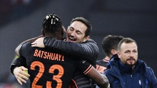 Selebrasi Frank Lampar bersama Michy Batshuayi setelah Chelsea menang atas Ajax. (JOHN THYS / AFP)