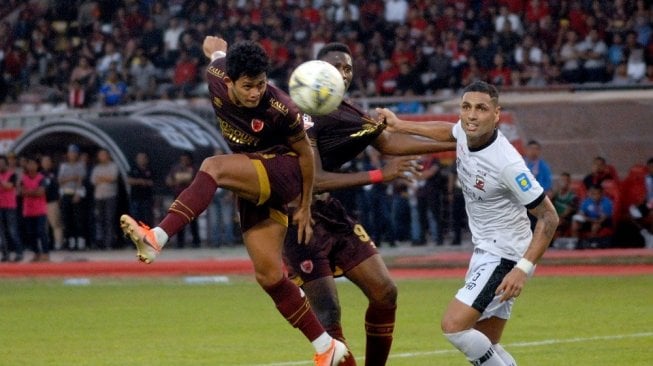 Pesepakbola PSM Makassar Rizky Pellu (kiri) dan Amido Balde (tengah) berebut bola dengan pesepakbola Madura United Jaime Xavier (kanan) dalam lanjutan Liga 1 2019 di Stadion Andi Mattalatta, Makassar, Sulawesi Selatan, Kamis (24/10/2019). Tuan rumah PSM Makassar kalahkan Madura United dengan skor 1-0. ANTARA FOTO/Abriawan Abhe/nz