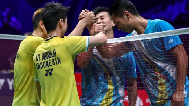 Pasangan ganda putra Indonesia, Kevin Sanjaya Sukamuljo/Marcus Fernaldi Gideon, bersalaman dengan Liao Min Chun/Su Ching Heng (China Taipei) usai memenangi babak semifinal French Open 2019, Sabtu (26/10). [Humas PBSI]