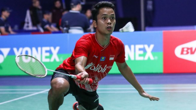 Pebulutangkis tunggal putra Indonesia, Anthony Sinisuka Ginting, kalah dari peraih medali emas Olimpiade 2016 asal China, Chen Long, di babak semifinal French Open 2019, Sabtu (26/10). [Humas PBSI]