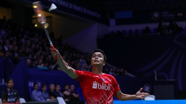 Pebulutangkis tunggal putra Indonesia, Anthony Sinisuka Ginting, kalah dari peraih medali emas Olimpiade 2016 asal China, Chen Long, di babak semifinal French Open 2019, Sabtu (26/10). [Humas PBSI]