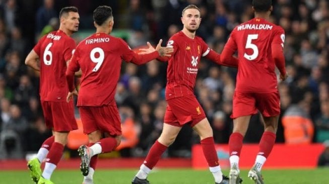 Para pemain Liverpool merayakan gol Jordan Henderson (tengah) saat menghadapi Tottenham Hotspur dalam lanjutan Liga Inggris di Anfield. Paul ELLIS / AFP