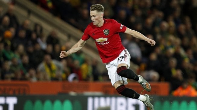 Gelandang Manchester United, Scott McTominay nampak menghindari tekel lawan saat dijamu Norwich City dalam lanjutan Liga Primer Inggris di Stadion Carrow Road, Minggu (27/10/2019). [ADRIAN DENNIS / AFP]