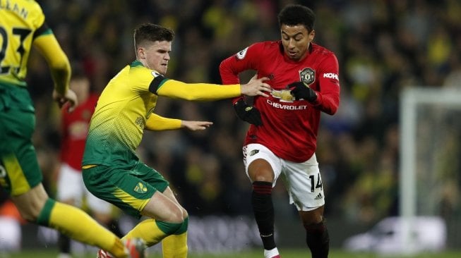 Bek Nowich City, Sam Byram membayangi gelandang Manchester United, Jesse Lingard saat melakoni Liga Primer Inggris di Stadion Carrow Road, Minggu (27/10/2019). [ADRIAN DENNIS / AFP]