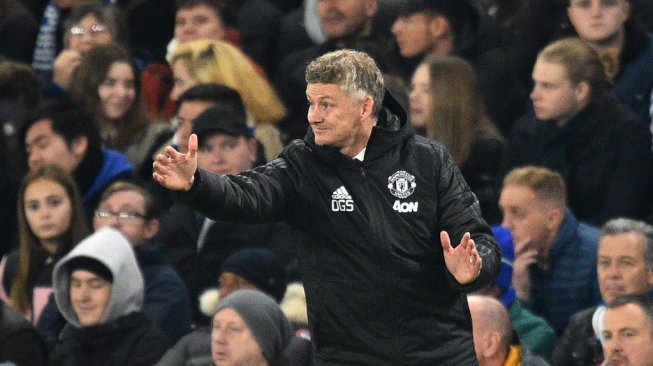 Manajer Manchester United, Ole Gunnar Solskjaer memberi instruksi dari touchline pada laga Piala Liga Inggris 2019/2020 kontra Chelsea di Stamford Bridge, Kamis (31/10/2019) dini hari WIB. [Glyn KIRK / AFP]