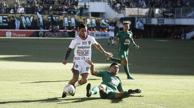 Gelandang serang Bali United, Stefano Lilipaly (kiri) beraksi pada laga Liga 1 2019 kontra PSS Sleman di Stadion Maguwoharjo, Sleman, Rabu (6/11/2019) petang WIB. [Laman resmi Bali United]