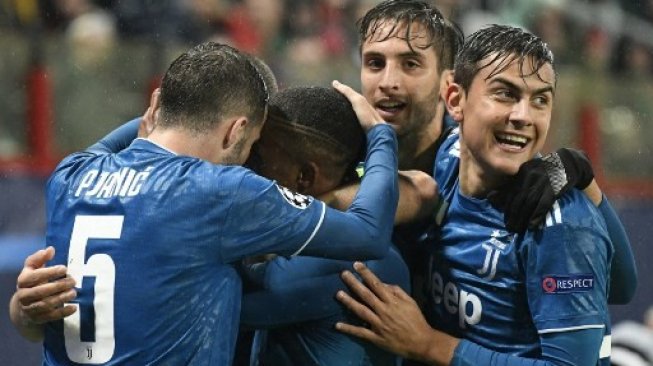 Para Pemain Juventus merayakan gol Douglas Costa ke gawang Lokomotiv Moskow dalam laga lanjutan Grup D di Liga Champions di Moscow RZD Arena stadium. Dimitar DILKOFF / AFP