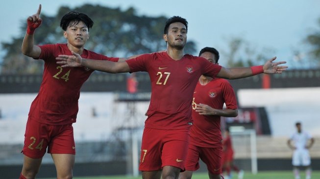 Pesepak bola Timnas Indonesia U-23 Muhammad Rafli (kedua kiri) melakukan selebrasi bersama rekannya Feby Eka Putra (kiri) setelah membobol gawang Timnas Iran U-23 pada pertandingan sepak bola persahabatan di Stadion I Wayan Dipta, Gianyar, Bali, Rabu (13/11/2019). Pertandingan uji coba menjelang Timnas Indonesia U-23 ke SEA Games 2019 itu berakhir imbang dengan skor 1-1. ANTARA FOTO/Nyoman Budhiana/wsj.