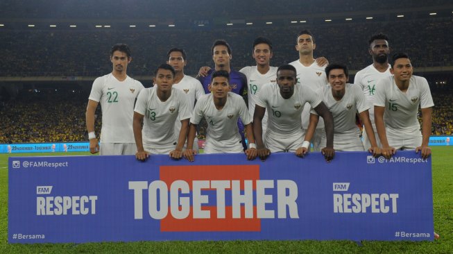 Pemain timnas Indonesia berpose sebelum saat pertandingan kualifikasi Piala Dunia 2022 Grup G Zona Asia di Stadion Bukit Jalil, Kuala Lumpur, Malaysia, Selasa (19/11/2019). ANTARA FOTO/Rafiuddin Abdul Rahman