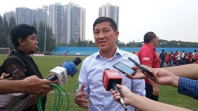 CEO Persija Ferry Paulus memberikan keterangan pers di Stadion Soemantri Brojonegoro, Kuningan, Jakarta, Senin (25/11/2019). (suara.com/Adie Prasetyo Nugraha). 