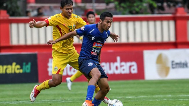 Pemain Bhayangkara FC Adam Alis (kiri) berusaha melewati pesepak bola Arema FC Dendi Santoso (kanan) pada laga lanjutan Liga 1 di Stadion PTIK, Jakarta, Rabu (27/11/2019). ANTARA FOTO/Galih Pradipta/ama.