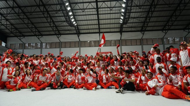 Kontingen Indonesia untuk SEA Games 2019 resmi dikukuhkan. Proses pengukuhan berlangsung di Hall Basket, Kompleks Gelora Bung Karno, Senayan, Jakarta, Rabu (27/11/2019). (Suara.com / Arief Apriadi)