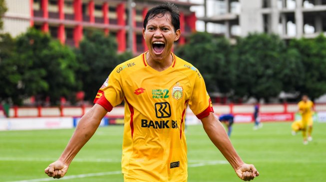 Pemain Bhayangkara FC Adam Alis melakukan selebrasi usai mencetak gol saat melawan Arema FC pada laga lanjutan Liga 1 di Stadion PTIK, Jakarta, Rabu (27/11/2019). ANTARA FOTO/Galih Pradipta/ama.