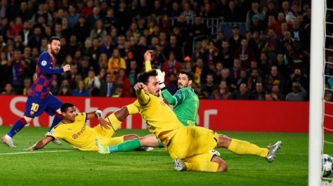 Pemain Barcelona Lionel Messi (kiri) melewati sejumlah pemain Borussia Dortmund dalam pertandingan matchday kelima Grup F Liga Champions yang digelar di Camp Nou, Kamis (28/11/2019). [AFP]