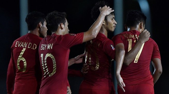 Para pemain Timnas Indonesia U-22 merayakan gol penyerang Osvaldo Haay (kedua kanan) ke gawang Brunei Darussalam dalam pertandingan Grup B cabang olahraga sepakbola SEA Games 2019 di Stadion Binan Football, Laguna, Filipina, Selasa (3/12/2019) malam WIB. [ANTARA FOTO/Sigid Kurniawan]