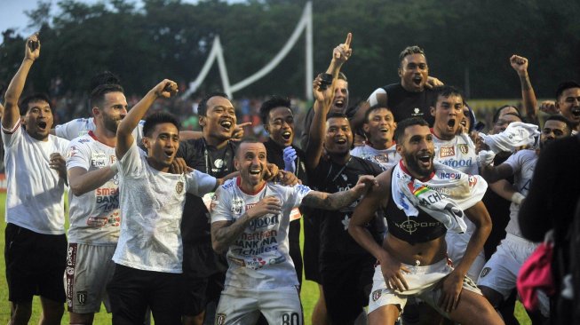 Pemain dan official tim Bali United merayakan kegembiraan mereka, pasca mengalahkan tuan rumah Semen Padang FC dan memastikan meraih gelar juara Liga 1 2019, di Stadion GOR H Agus Salim, Padang, Sumatera Barat, Senin (2/12/2019). Bali United mengunci gelar juara kompetisi Liga 1 2019 di pekan ke-30 setelah mengalahkan Semen Padang FC. ANTARA FOTO/Iggoy el Fitra