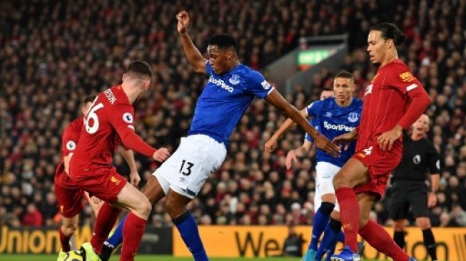 Aksi pemain Liverpool saat laga melawan Everton. (PAUL ELLIS / AFP)