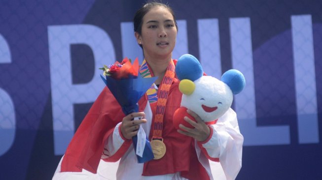 Petenis tunggal putri Indonesia Aldila Sutjiadi meraih medali emas SEA Games 2019 di lapangan Rizal Memorial Tennis Centre, Manila, Filipina, Jumat (6/12). [Dok. Pelti]