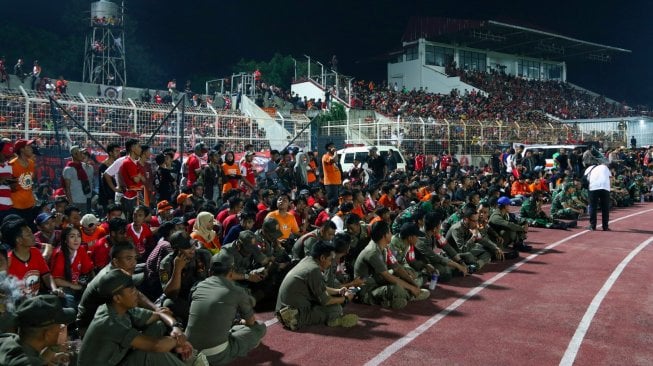 Suporter Persija Jakarta memadati pinggir lapangan akibat stadion Stadion Sumpah Pemuda over kapasitas pada pertandingan Liga 1 2019 di Stadion Sumpah Pemuda Lampung, Lampung, Minggu (8/12/2019). Perseru Badak Lampung FC berhasil mengalahkan Persija Jakarta dengan skor akhir 2-0. ANTARA FOTO/Ardiansyah