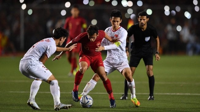 Pemain Timnas U-22 Indonesia Egy Maulana Vikri (tengah) berebut bola dengan dua pemain Timnas Vietnam Huynh Tan Sinh (kiri) dan Do Hung Dung (kanan) dalam final sepak bola putra SEA Games 2019 di Stadion Rizal Memorial, Manila, Filipina, Selasa (10/12/2019). Timnas U-22 Indonesia meraih medali perak setelah kalah 0-3 dari Vietnam. ANTARA FOTO/Sigid Kurniawan/ama.