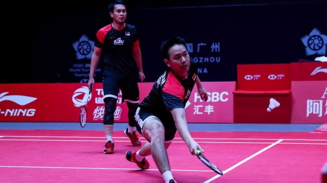 Pasangan ganda putra Indonesia, Hendra Setiawan/Mohammad Ahsan, menang di laga perdana BWF World Tour Finals 2019 dengan mengalahkan Aaron Chia/Soh Wooi Yik (Malaysia), Rabu (11/12). [Humas PBSI]