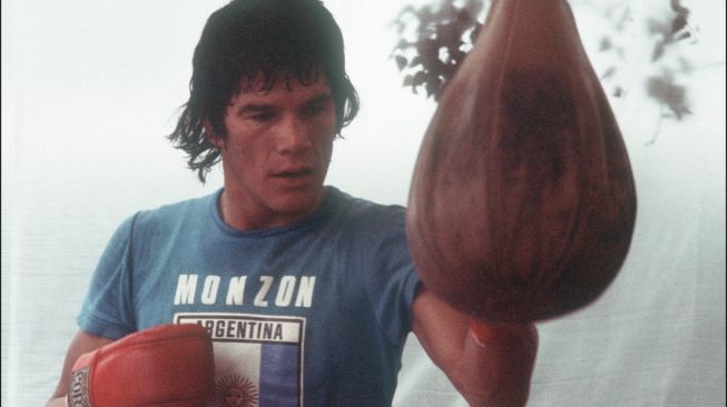 Mendiang petinju asal Argentina, Carlos Monzon, tengah berlatih di Bois de Boulogne, Paris, Prancis, Sabtu (19/6/1976). [AFP]