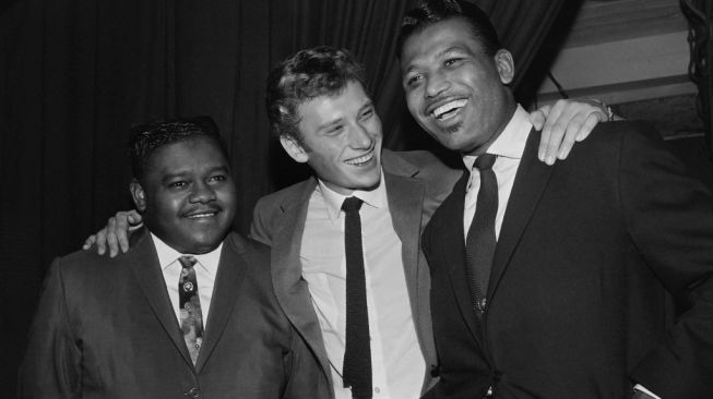 Legenda tinju dunia, Sugar Ray Robinson (kanan), bersama penyanyi Prancis, Johnny Hallyday (tengah), dan pianis AS, Fats Domino. [AFP]