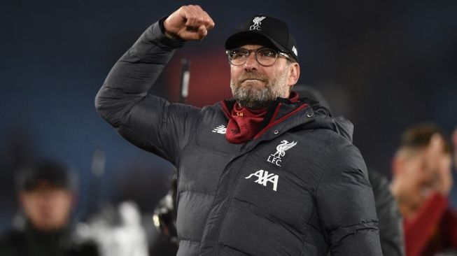 Gestur manajer Liverpool, Jurgen Klopp usai timnya menundukkan Leicester City 4-0 pada laga Boxing Day Liga Inggris 2019/2020 di King Power Stadium, Jumat (27/12/2019) dini hari WIB. [Oli SCARFF / AFP]